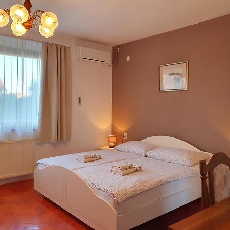 Guesthouse Vila สลูน ภายนอก รูปภาพ