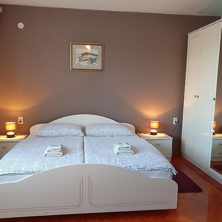 Guesthouse Vila สลูน ภายนอก รูปภาพ