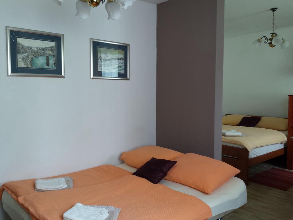 Guesthouse Vila สลูน ห้อง รูปภาพ