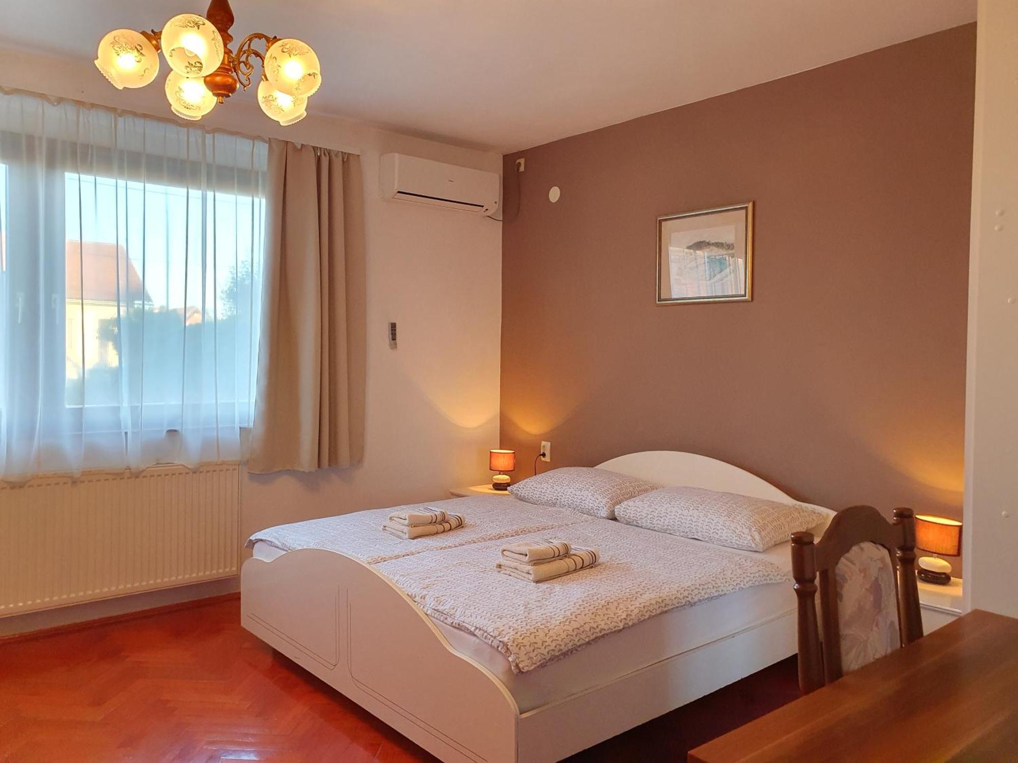 Guesthouse Vila สลูน ภายนอก รูปภาพ