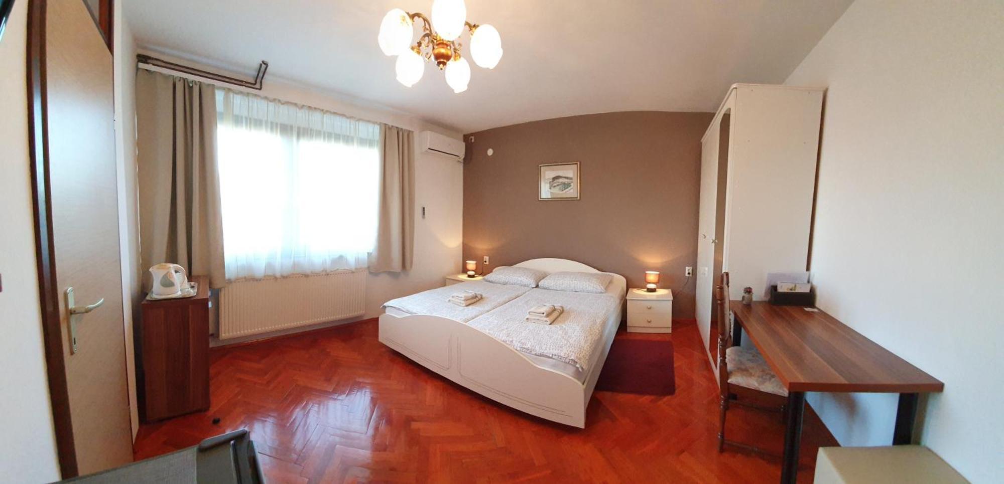 Guesthouse Vila สลูน ภายนอก รูปภาพ