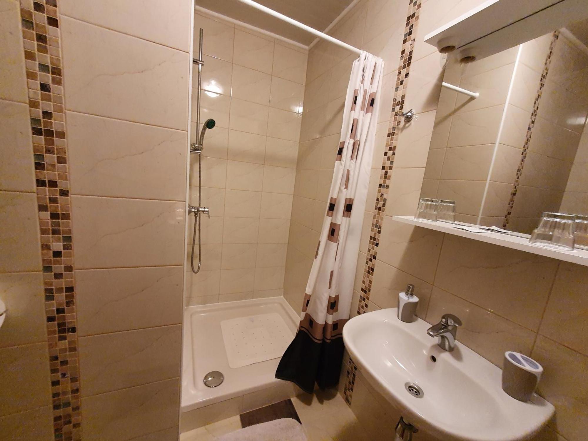 Guesthouse Vila สลูน ภายนอก รูปภาพ