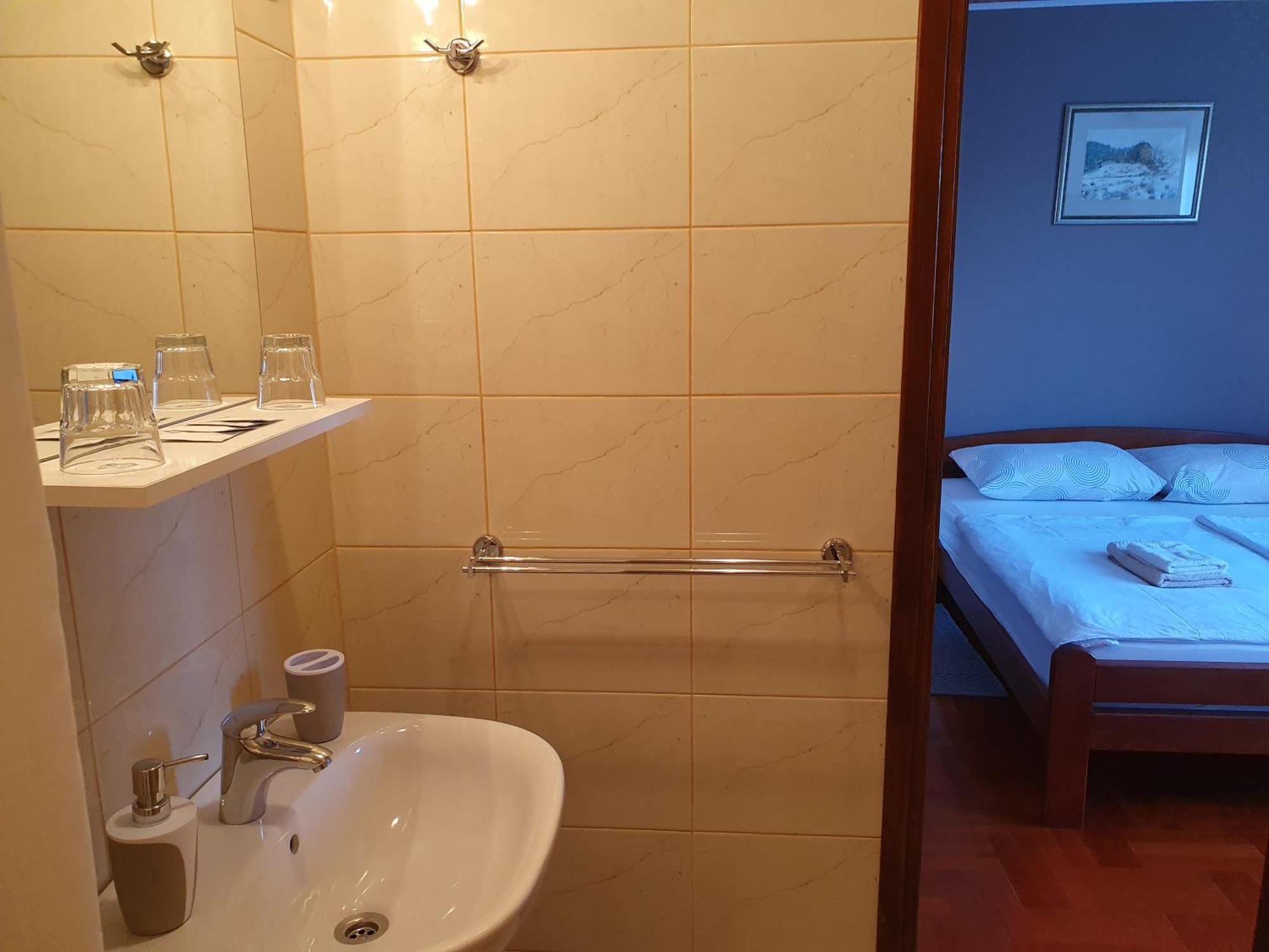 Guesthouse Vila สลูน ภายนอก รูปภาพ