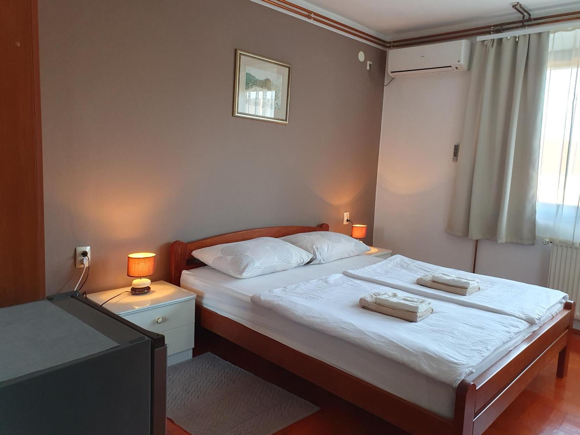 Guesthouse Vila สลูน ภายนอก รูปภาพ