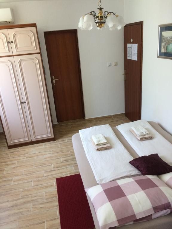 Guesthouse Vila สลูน ภายนอก รูปภาพ