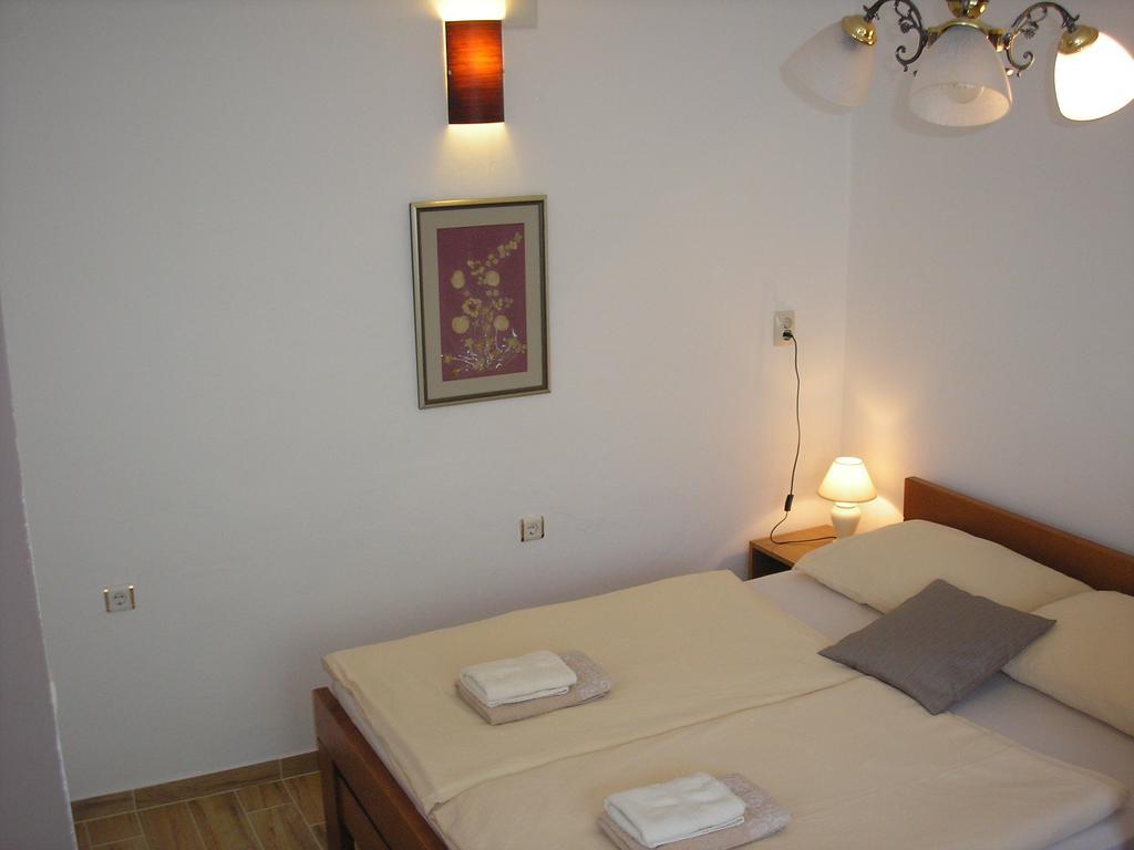 Guesthouse Vila สลูน ภายนอก รูปภาพ